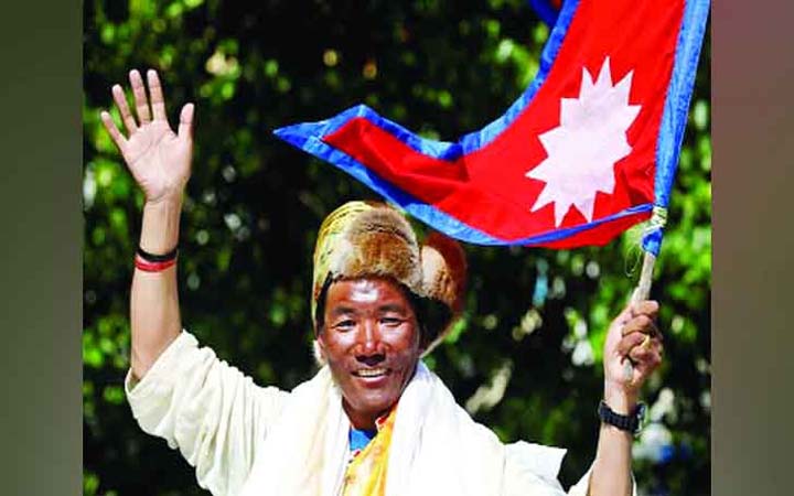 এভারেস্টের চূড়ায় উঠে নিজের রেকর্ড নিজেই ভাঙলেন নেপালি শেরপা